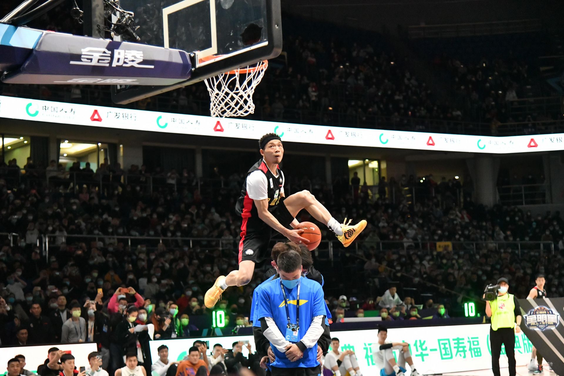 苏群：广厦应考虑各种防守混合使用 北京后三节篮板优势掐住对手打转换机会